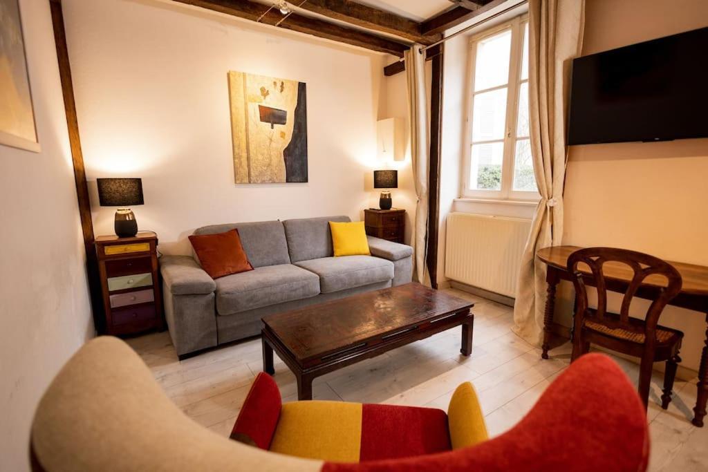 Le "Pied A Terre" - Appartement Plein Centre Avec Parking Prive Bourges Dış mekan fotoğraf