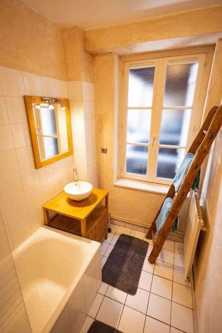 Le "Pied A Terre" - Appartement Plein Centre Avec Parking Prive Bourges Dış mekan fotoğraf